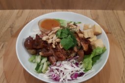 Kokoro, Sabai Sabai, salad bercita rasa Jepang dan Thailand