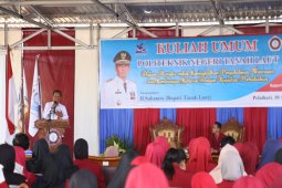 Regent gives a lecture to Tanah Laut Polytechnic students