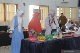 HST students makes unique Banjar dish as alternative energy