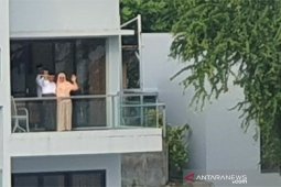 Kiai Ma'ruf dan isteri mesra di Tanjung Kodok Lamongan