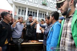 Aksi penolakan izin pertambangan