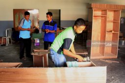 Para pemuda HST dilatih pembuatan mebel