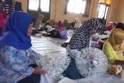 Pengurus bank sampah Kota Madiun dilatih daur ulang plastik