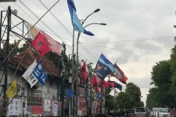 Bawaslu Sumut tertibkan APK Minggu dini hari