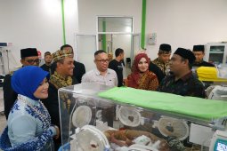 Bayi kembar tiga dihadiahi cincin emas oleh Bupati Aceh Jaya