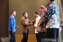 Pemkab Paluta terima penghargaan pembangunan daerah terbaik