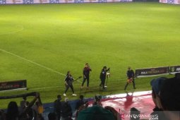Lagu "Sayang" hibur Aremania sebelum laga final Piala Presiden