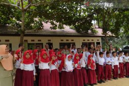 Indocement beri makanan tambahan anak sekolah  dukung program penghapusan stunting