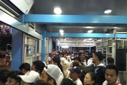 Massa kampanye Jokowi-Ma'ruf padati halte Transjakarta GBK