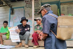 Komisioner KPU Kalsel Eddy Ariansyah naik gunung sosialisasi Pemilu bagi warga buta huruf