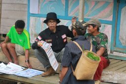 KPU commissioner goes up mountain to educate illiterate citizens about 2019 election