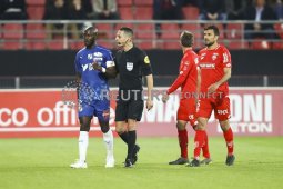Pertandingan sepakbola dihentikan gara-gara rasisme
