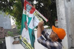 Bawaslu Kediri libatkan warga ikut bersihkan alat peraga kampanye