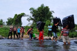 Dua hari jalan kaki demi pesta demokrasi