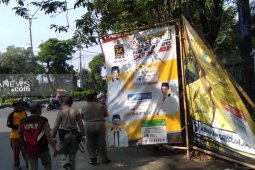 Masa tenang, ribuan APK pemilu di Surabaya ditertibkan