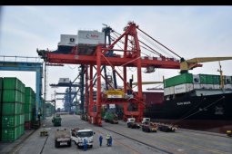 Neraca perdagangan nasional surplus