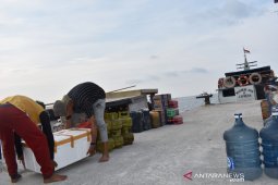 Kapal pengangkut Logistik KPU Kepulauan Seribu terhalang hujan badai.