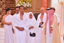 Jokowi tiba di Jeddah kenakan ihram