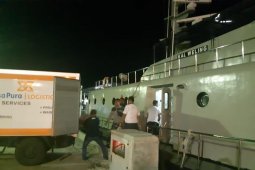 Lantamal Kupang distribusikan logistik pemilu dengan kapal perang.