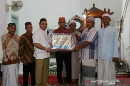 Gubernur Babel serahkan bantuan hibah masjid sebesar Rp450 juta