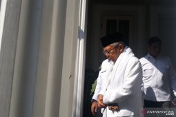Ma'ruf Amin menuju tempat pencoblosan 051 di Koja