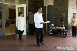 Jokowi kenakan baju putih berangkat dari Istana Bogor ke TPS