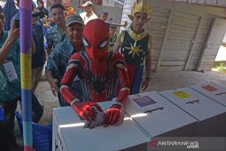 Heboh "Spiderman" dan "Gatotkaca" ikut nyoblos di Pekanbaru