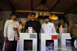 Foto - Wagub Bali Cok Ace mencoblos