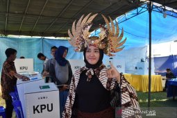 Antusiasme warga Gresik pakai kostum budaya saat mencoblos