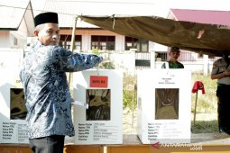 Nyoblos ke TPS, Bupati Nagan Raya boyong isteri, anak hingga menantu