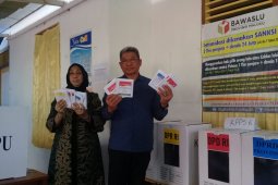 Bupati dan Wakil Bupati Malra gunakan hak pilih