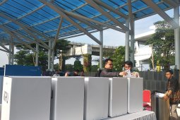 Penumpang pesawat rela berangkat pagi agar bisa ke TPS