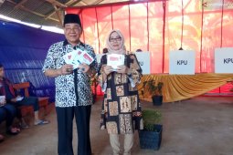 Bupati Mesuji mencoblos di TPS 07 Desa Simpang Mesuji