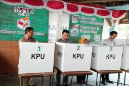 Mahfud MD ke TPS ajak keluarga besar