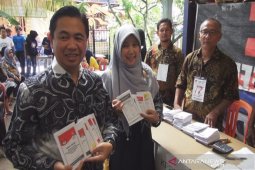 Wali Kota Banjarmasin mencoblos gunakan sasirangan
