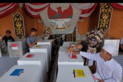 KPPS berbusana adat nusantara