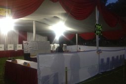 Prabowo mencoblos di TPS 041 Bojong Koneng