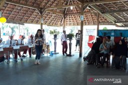 Menarik minat pemilih, petugas KPPS di Bogor berseragam SD
