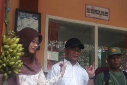 Mendikbud jadi "bintang" saat mencoblos di TPS 20 Jatimulyo