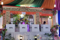 Unik, nuansa pernikahan warnai pencoblosan di Semarang