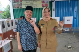 Ria Norsan dan istri mencoblos di TPS 08