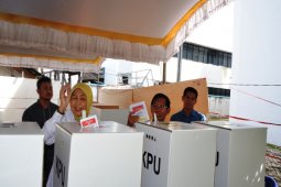 Bupati mencoblos di TPS 1 Marabahan
