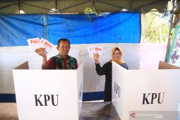 Bupati mencoblos di TPS 13 Pelaihari