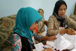 Petugas KPPS tetap kerja selesaikan pemilu meskipun diinfus