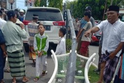 Mobil tabrak tiang listrik kagetkan jamaah salat Jumat di Meulaboh