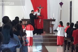 Umat Katolik Wondama penuh hikmat laksanakan Misa Jumat Agung
