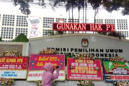 KPU RI "dihiasi" karangan bunga ucapan semangat.