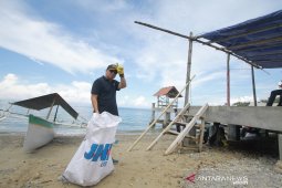 Bupati Bone Bolango ajak warga jaga dan lindungi hiu paus