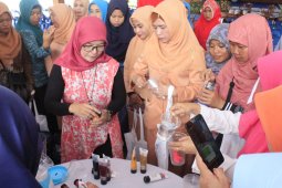 Organisasi perempuan Binjai belajar "Suminagashi"