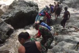 Bertaruh nyawa di hulu sungai Kalbar untuk demokrasi